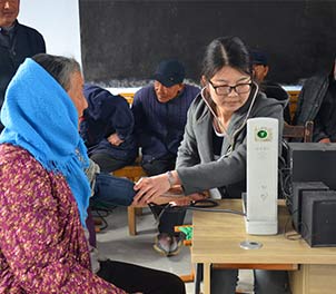 心博(中国)志愿者服务队义务为老人查体