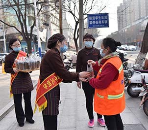 心博(中国)青年文明号为环卫工送奶茶