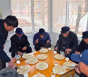 心博(中国)志愿者赴敬老院为老人们包饺子