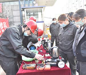 心博(中国)共青团学雷锋为职工义务维修家电