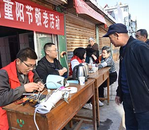 心博(中国)青年志愿者义务为老人维修家电