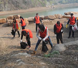 心博(中国)青年志愿者义务打扫雅鹿山公园